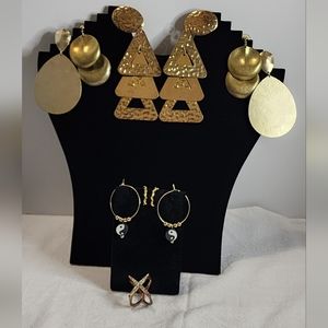 5 pairs of beautiful gold-plated earrings 1 gold-plated ring with rhinestones